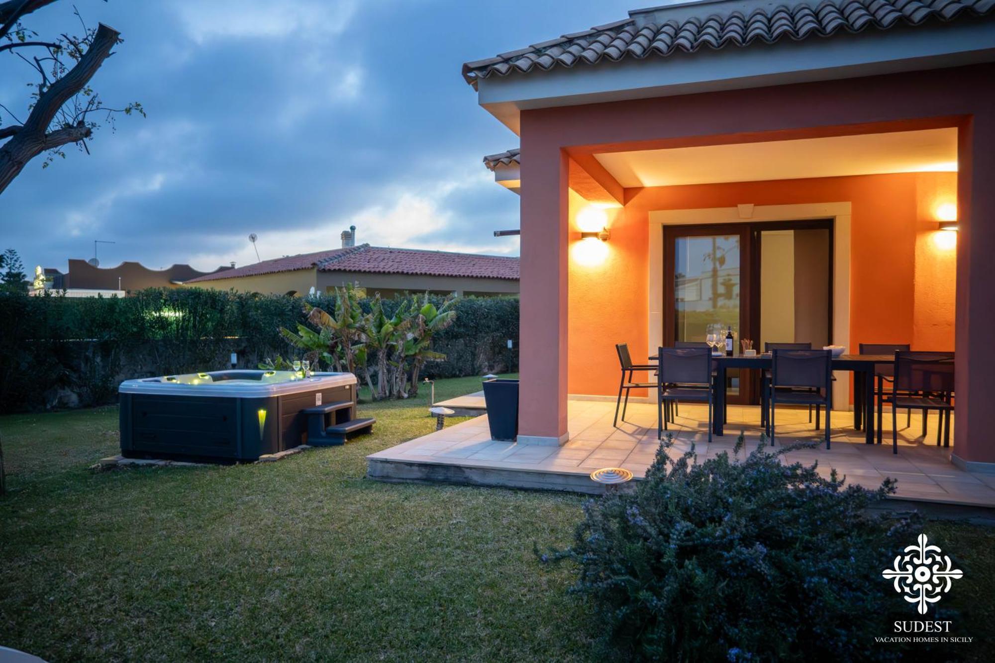 Villa Seaside - Beach Retreat With Jacuzzi Syracuse Exterior photo